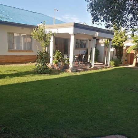 Lala Poa Guest House Klerksdorp Eksteriør billede