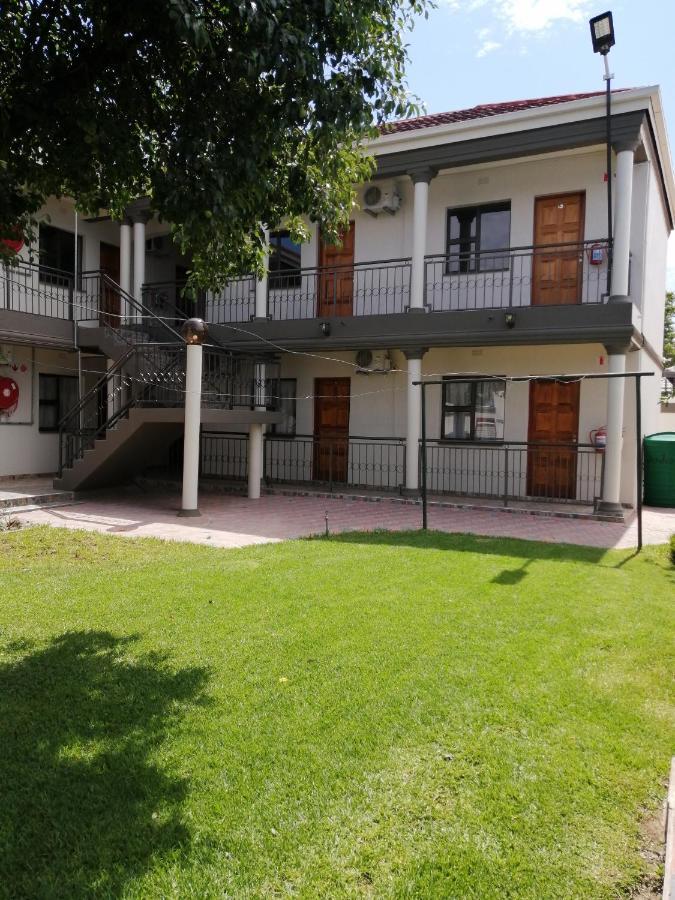 Lala Poa Guest House Klerksdorp Eksteriør billede