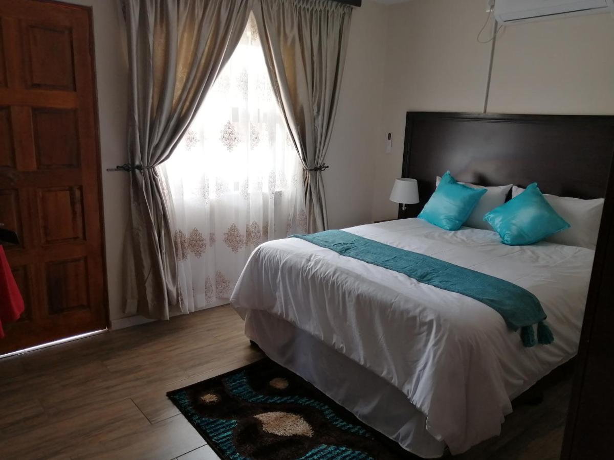 Lala Poa Guest House Klerksdorp Eksteriør billede