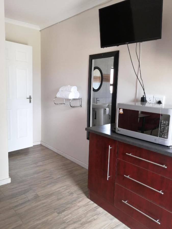 Lala Poa Guest House Klerksdorp Eksteriør billede