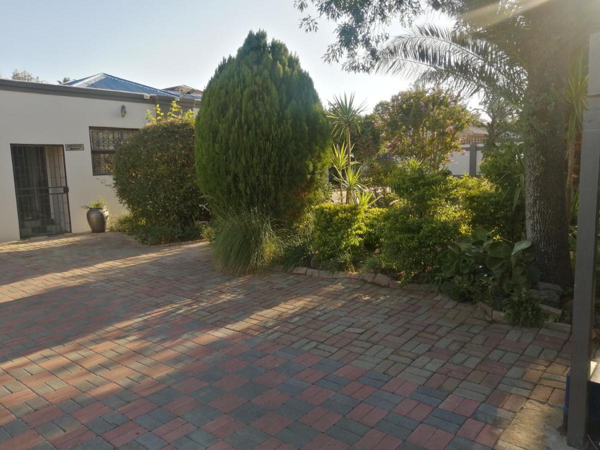 Lala Poa Guest House Klerksdorp Eksteriør billede
