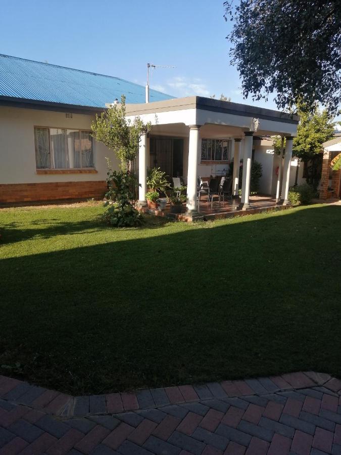 Lala Poa Guest House Klerksdorp Eksteriør billede