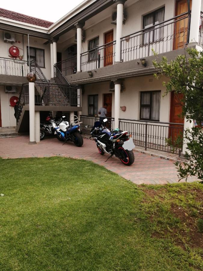 Lala Poa Guest House Klerksdorp Eksteriør billede