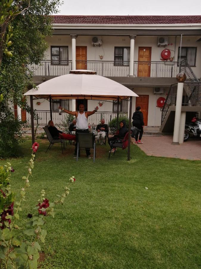 Lala Poa Guest House Klerksdorp Eksteriør billede