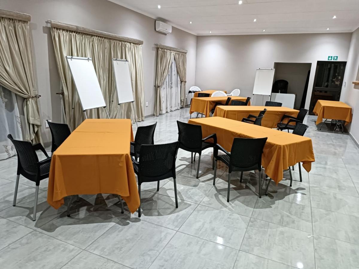 Lala Poa Guest House Klerksdorp Eksteriør billede